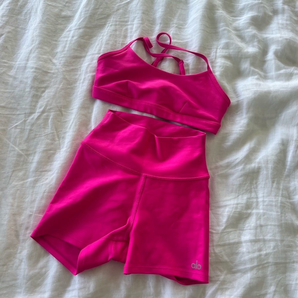 Alo yoga bright pink set. top and bottom